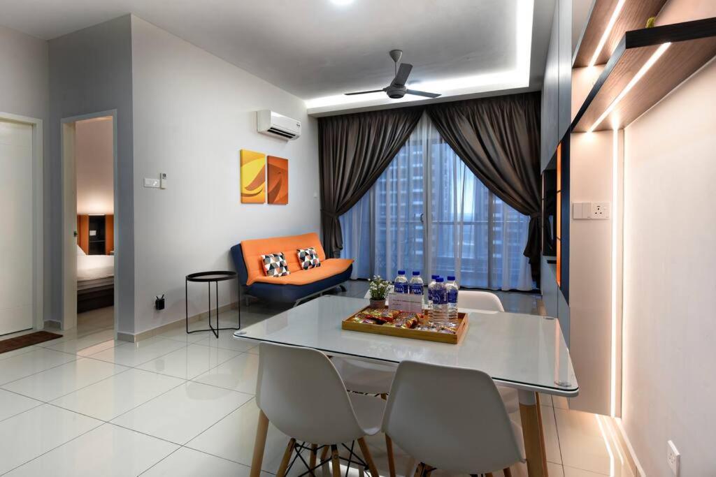 Instay Atlantis - The Orange Malacca Exteriör bild